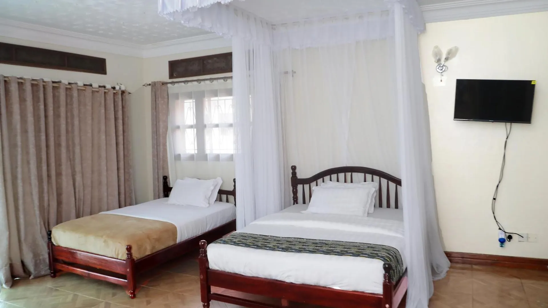 Hotel 7 Days Motel Near Un Base Entebbe